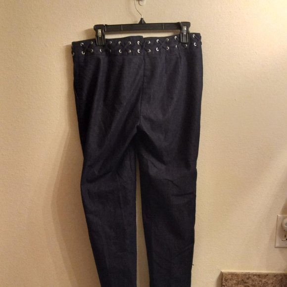 Woman's denim capri jeans by New Directions , Size 6, Dark Denim - Picture 3 of 6